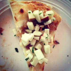 Pizza et salsa pommes