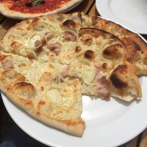 Norman Hardie Winery Pizza