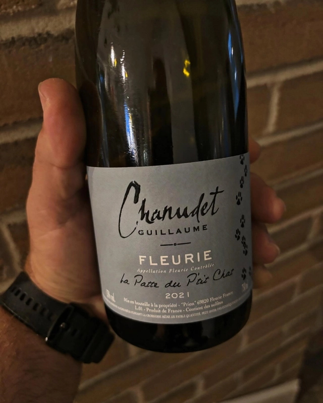 Ah le Beaujolais! Terre Sainte du gamay là où les millésimes se suivent mais ne se ressemblent pas.Ce 2021 explose d’arômes et saveurs de fruits rouges, c’est bien épicé, acidulé et la finale légèrement végétale apporte une fraîcheur bien agréable. Du vrai bonbon ce type de vin! Chapeau à @guillaume_chanudet#beaujolais #fleurie #crudubeaujolais #gamay #gamaylover #gogamaygo #gamay_ca #vin #wine #winelover #winestagram #instawine