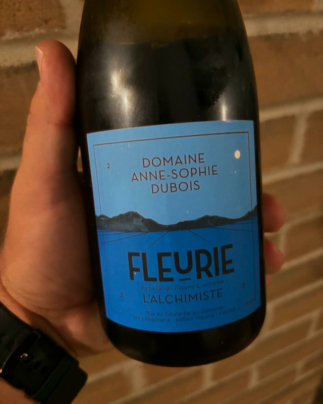 Anne-Sophie Dubois Fleurie l’Alchimiste 2022 (IP Maudit Vin 45$)
Couleur rubis moyennement foncé. Arômes un peu sur la retenue avec des petits fruits rouges et noirs, d’épices comme le girofle et le poivre, de terre fraîche et un soupçon de fumée. Bien concentré en bouche avec une finale qui affiche de beaux amers. Le fruit est en retrait sur les notes épicées, mais à l’aération le vin se délie un peu. Clairement un vin trop jeune qui a un bon potentiel d’amélioration. Très bien+ (90) pour le moment, mais je vais sûrement ajouter 1-2 points dans une année ou deux!@annesophiefleurie @maudit_vin #beaujolais #crufleurie #gamay #gamaylover #gogamaygo #gamay_ca #vinnaturel #naturalwine