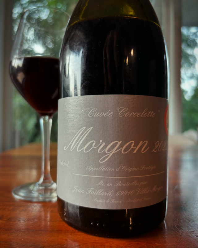 Jean Foillard Morgon Corcelette 2022
Couleur cerise noire. Nez de cerise, c’est très épicé (poivre de szechuan), mais aussi de terre, un peu de fleurs séchées et de poussière de roche. En bouche le vin a une bonne concentration, le fruit est là (cerise au chocolat et autres baies foncées) et les tannins mènent à une longue finale. Un très beau cru du Beaujolais! Bon potentiel de garde aussi (5-8 ans facile). Excellent+ (92)*Echantillon reçu de la part de @rezin.selection@jean_foillard @vins_beaujolais @cru.morgon @lasaq #jeanfoillard #morgon #corcelette #crudubeaujolais #gamay #gogamaygo #gamaylover #gamay_ca