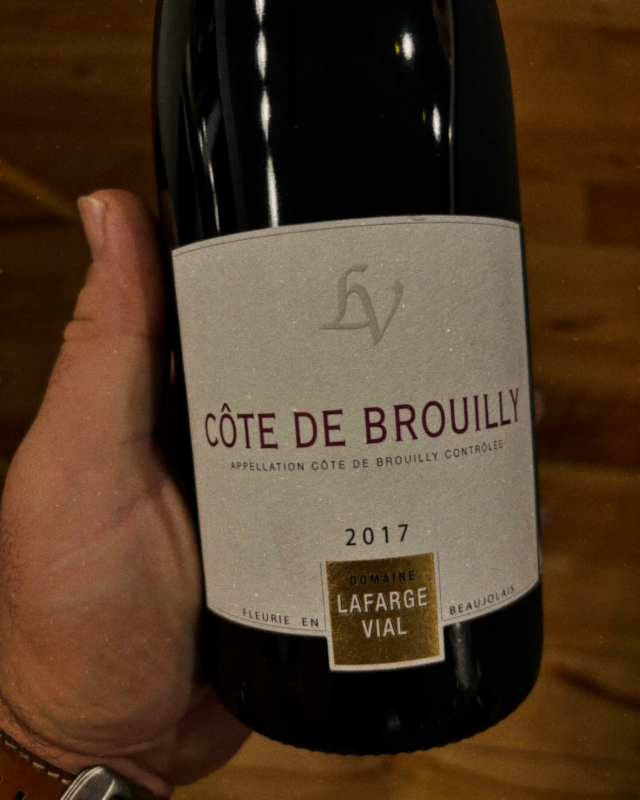 Domaine Lafarge Vial Côte de Brouilly 2017
Couleur rubis assez sombre. Au nez il y a des arômes de tarte aux petits fruits foncés, d’anis, de ronces. Bien concentré en bouche avec un fruit qui paraît mûr, une minéralité «rocheuse» si on peut le dire ainsi, le vin se raffine vers la finale qui est à peine un peu mince, mais épicée. Pas tout à fait mon style de Beaujolais, a définitivement la profondeur d’un bon cru de la région et il tient bien la route dans le temps et à l’aération. Excellent (91)#lafargevial #cotesdebrouilly #beaujolais #gamay #gamayzing #gamaylover #gogamaygo #gamay_ca #wine #wineblogger
